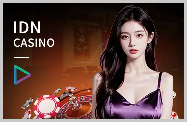 Vận động viên đang giao bóng trong trận đấu quần vợt